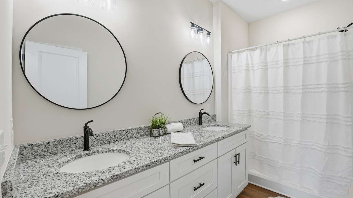Primary bathroom w/ walk in shower
