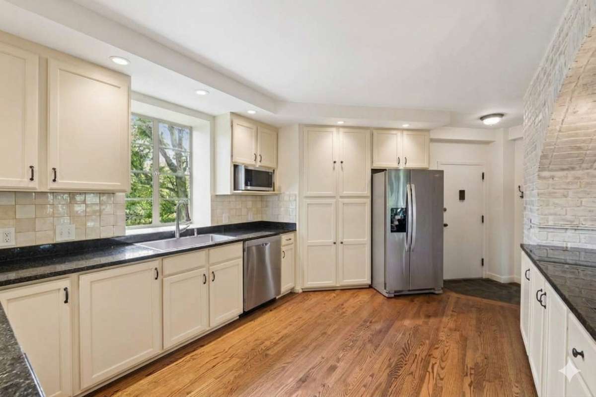 Want a more light and bright option?  This is what happens if you white wash the brick and paint the cabinets white.  Gorgeous!