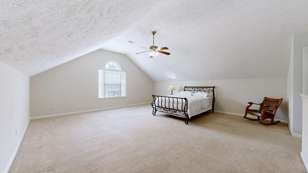 Upstairs, a blank canvas for your retreat!