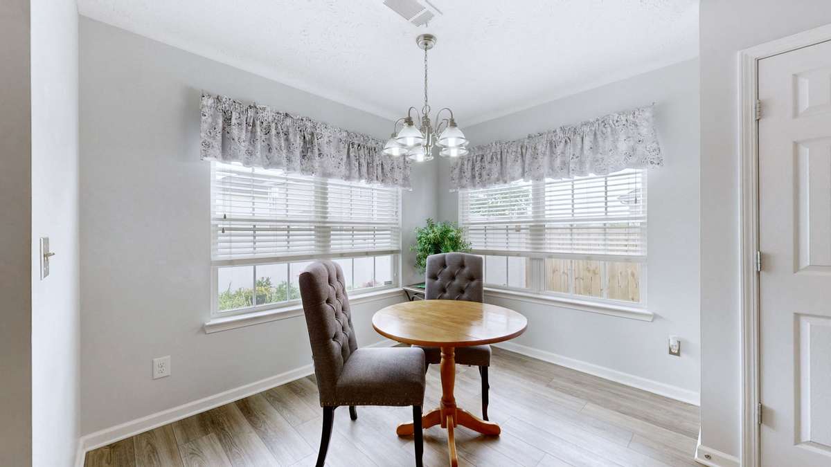 Eat-in Kitchen