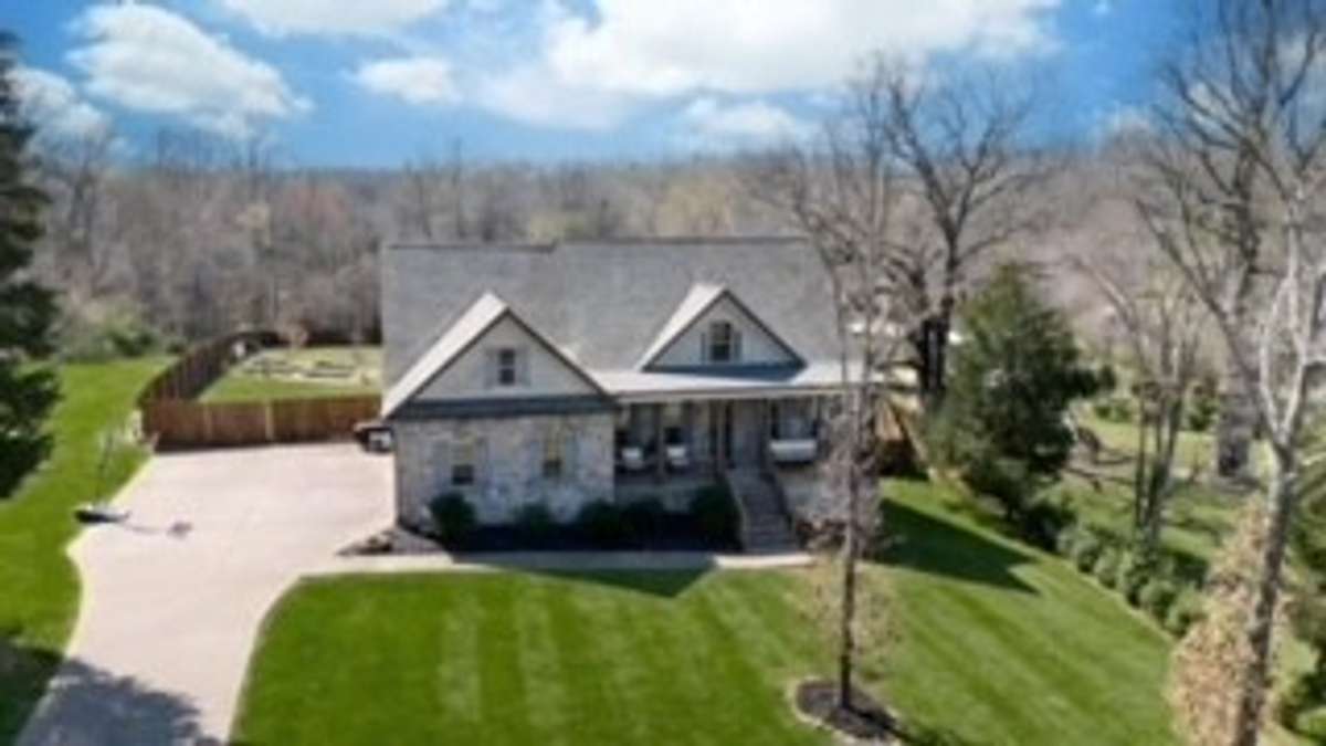 STATEMENT MAKING Home w/ Full Daylight Basement
Note: Green Grass Edits on Exterior Photos