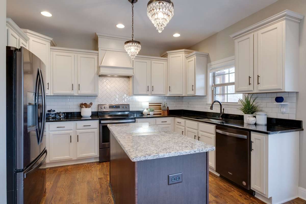 UPGRADED 2 Tone Cabinetry + Granite Countertops/Granite Island