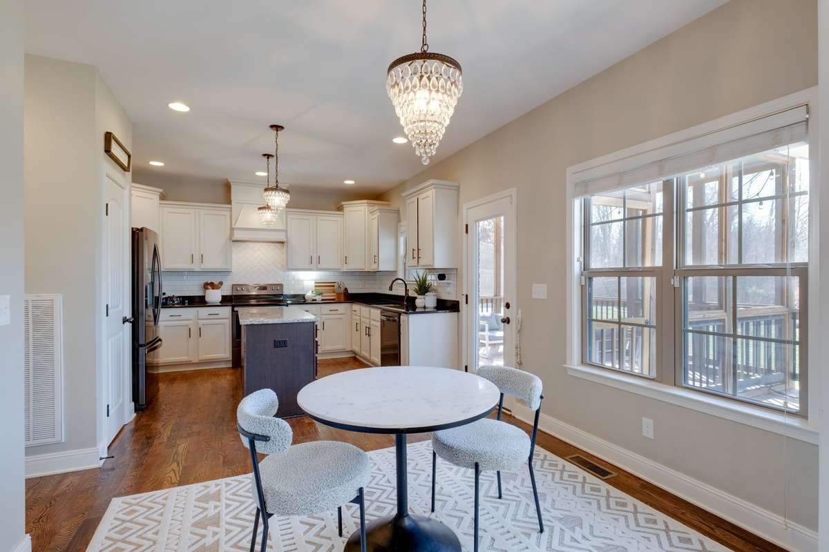 LUXE Kitchen w/ Breakfast Area