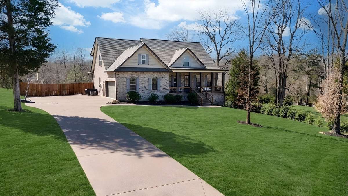 HOT SELLING LOCATION that is a Dream Location for Nashville, Franklin or Brentwood Commuters!!!
Note: Green Grass Edits on Exterior Photos