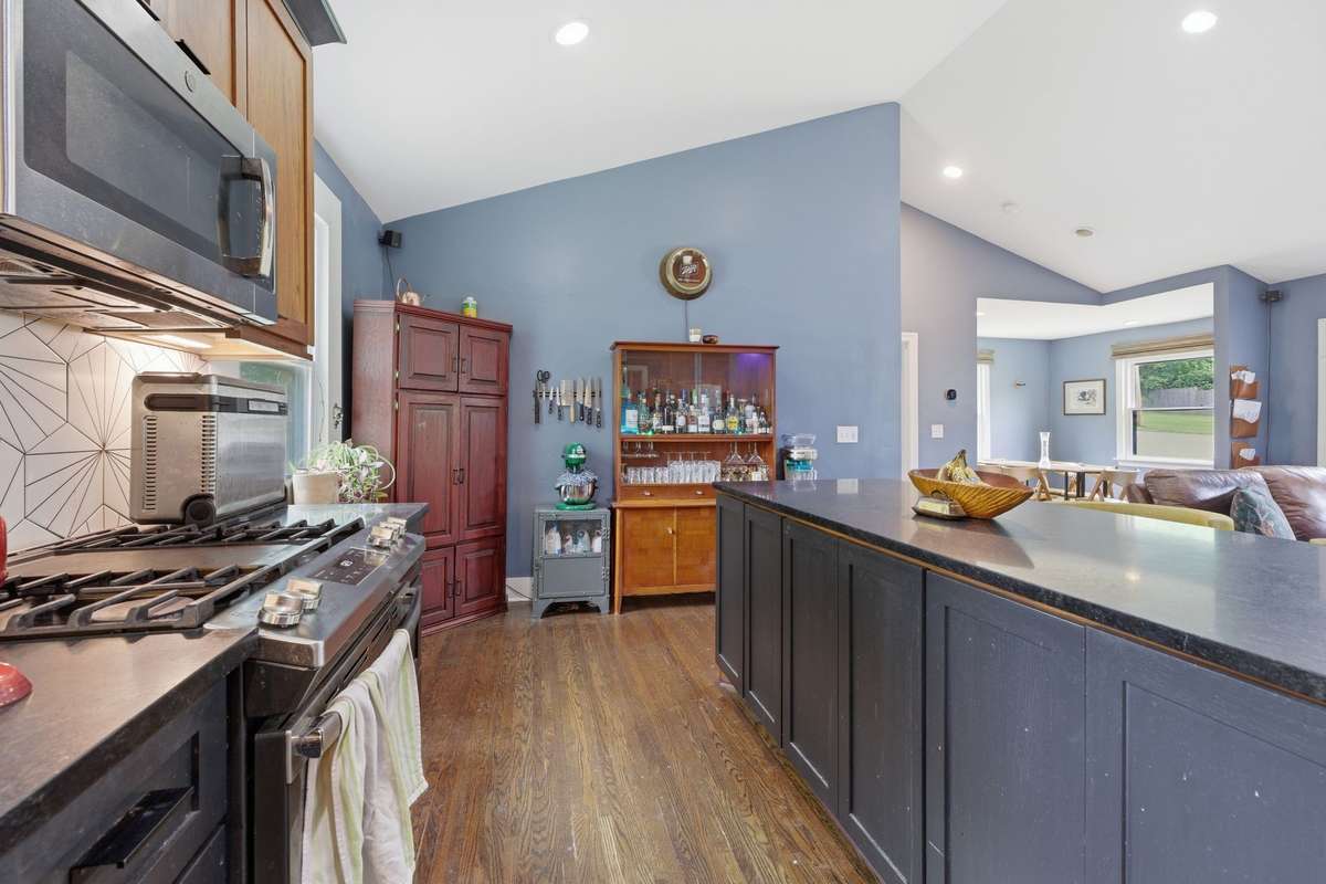 Hardwood floors and recessed lighting.