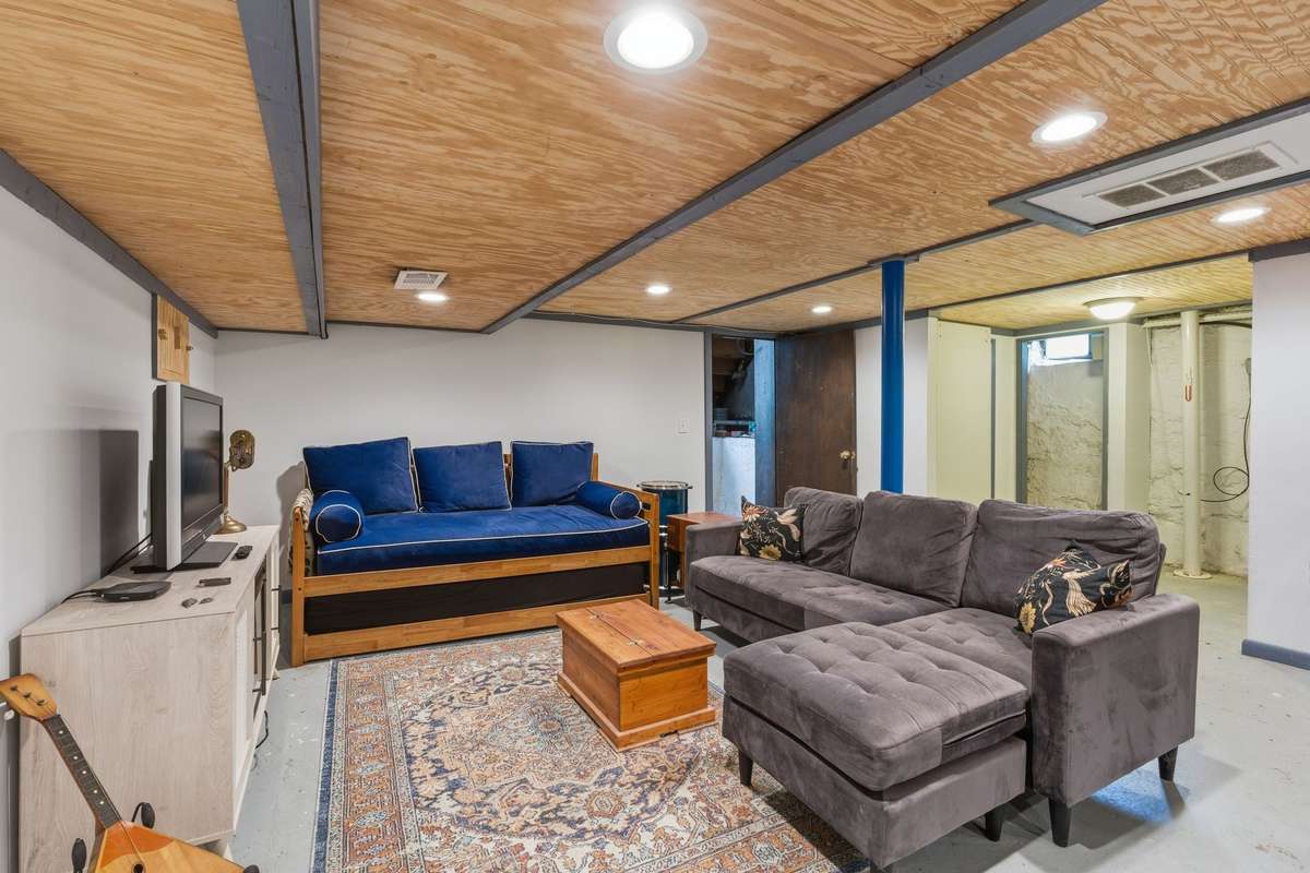 Nice and big and brightly lit. This space could be possibly utilized as an airbnb space?