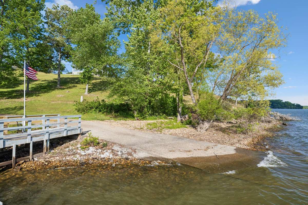 Community Dock just 200 Yards away