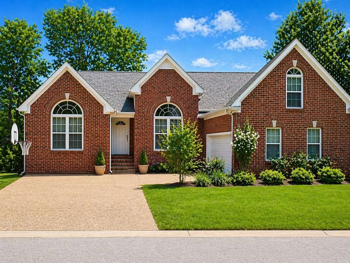 AMAZING OPPORTUNITY! MULTIFAMILY HOME, 6BR,4BATH, BONUS ROOM,OPEN FLOOR PLAN. TWO LEVEL PORCHES AND TREE LINE.