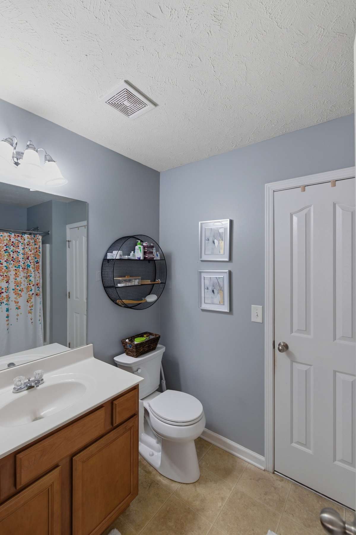 Full Bathroom #1 - Primary Bedroom Bathroom with Walk-In Closet