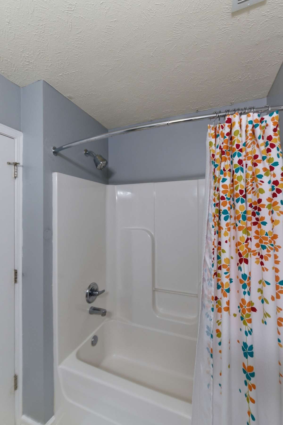 Full Bathroom #1 - Primary Bedroom Bathroom with Walk-In Closet