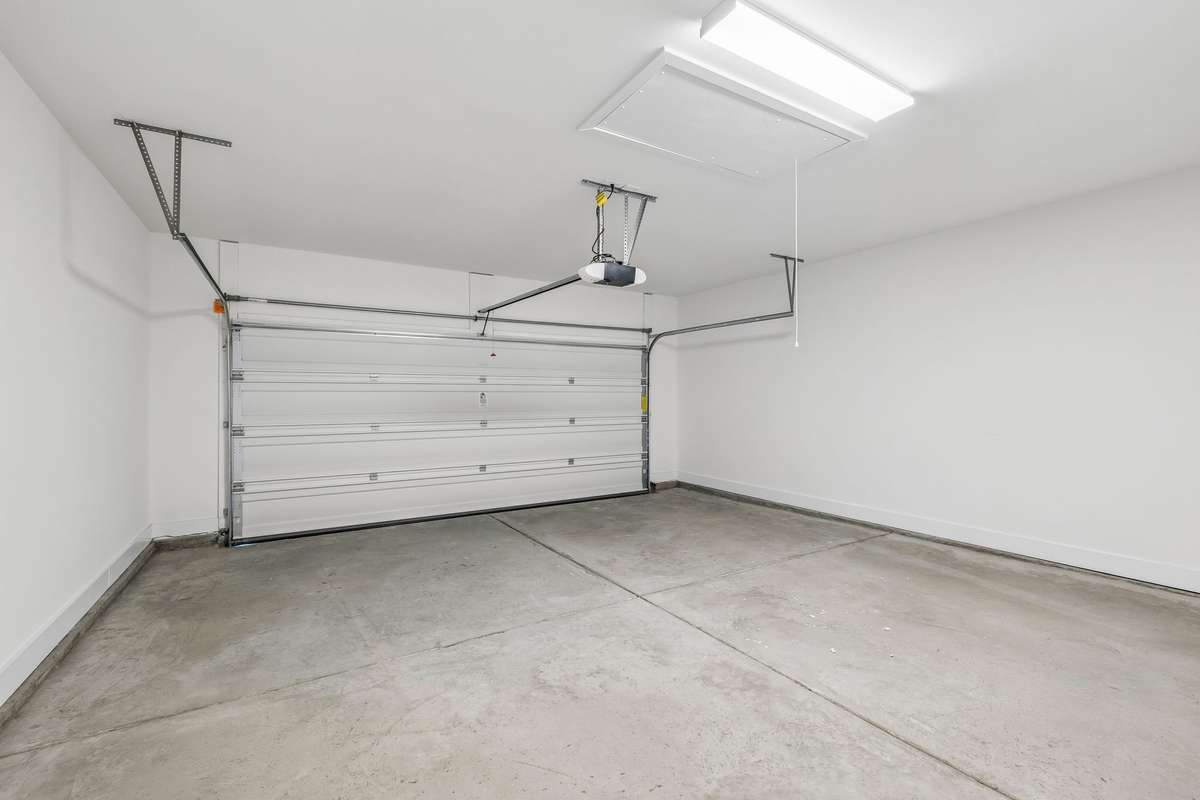Fully Finished Garage (Insulated & Painted)