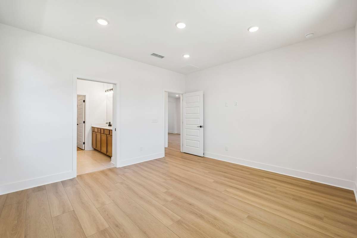Owner's Bedroom (no carpet)