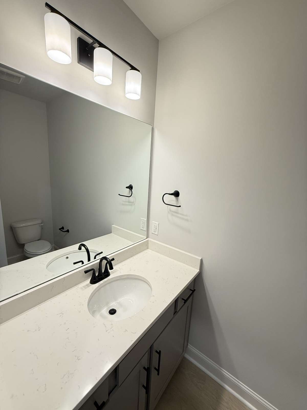 Photos shown are of a completed home of the same floorplan and are for reference purposes only. Options and colors may vary.