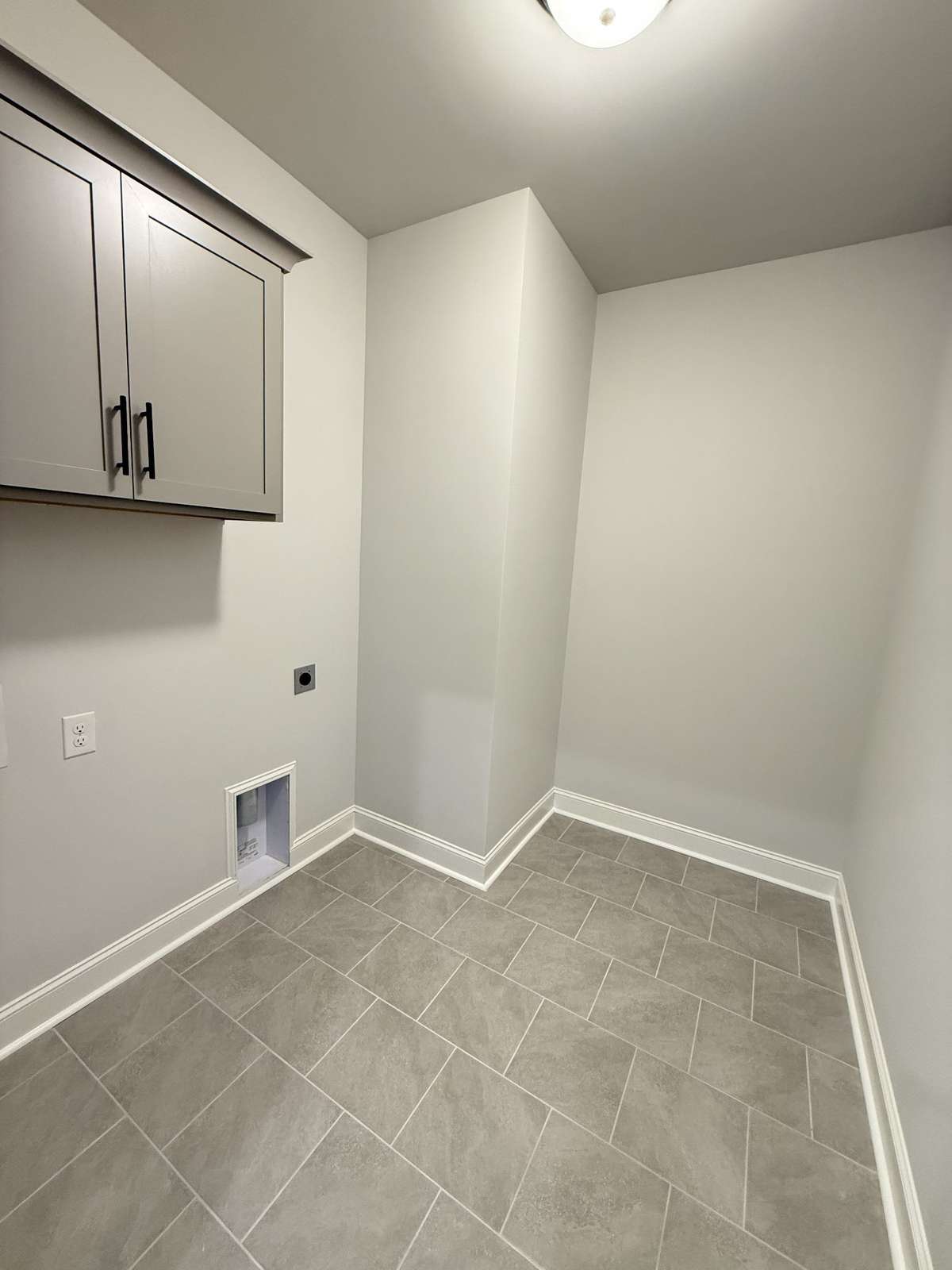 Photos shown are of a completed home of the same floorplan and are for reference purposes only. Options and colors may vary.