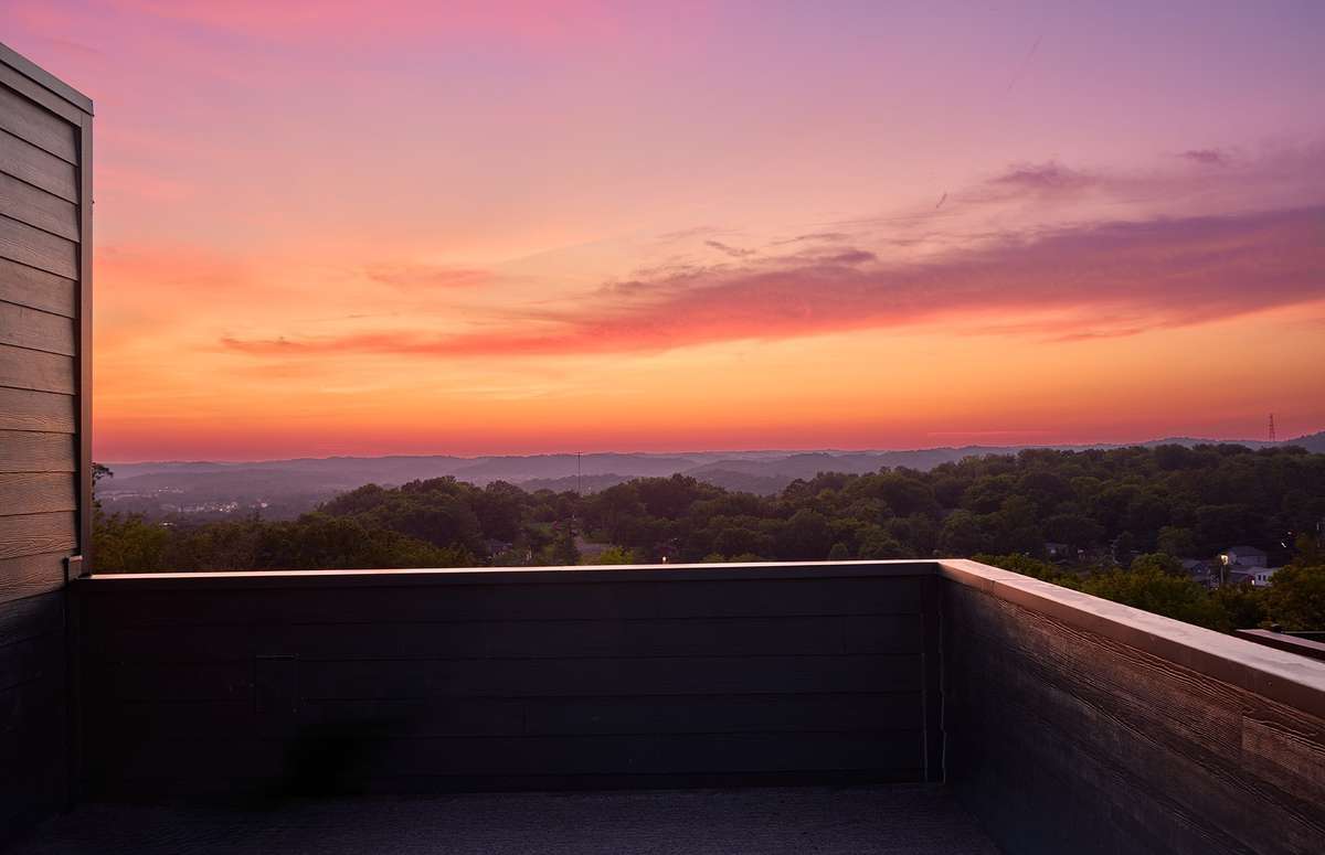 Sunset Rooftop Views

Note: This is from a Rooftop in Skyline and may not be from the Unit's exact location.