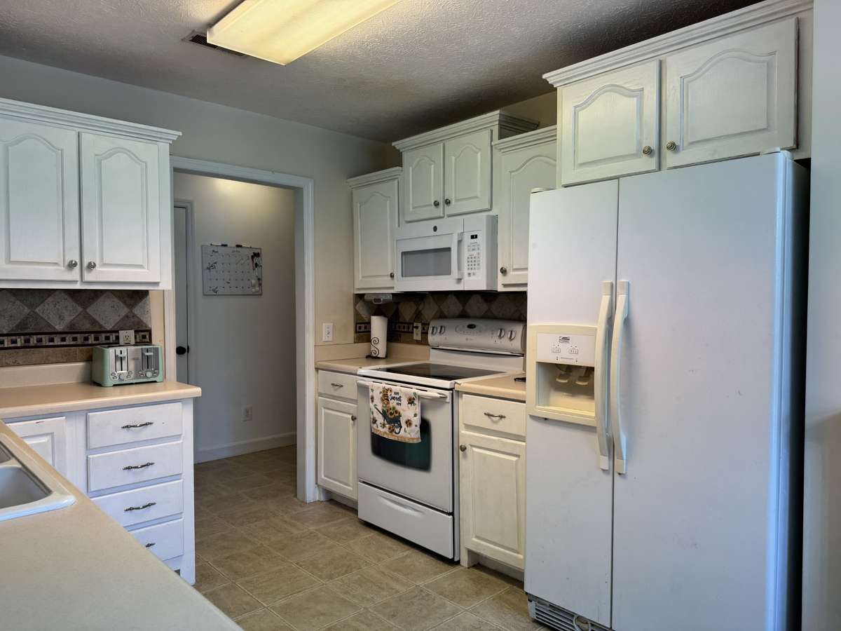 Eat in Kitchen with plenty of counter space