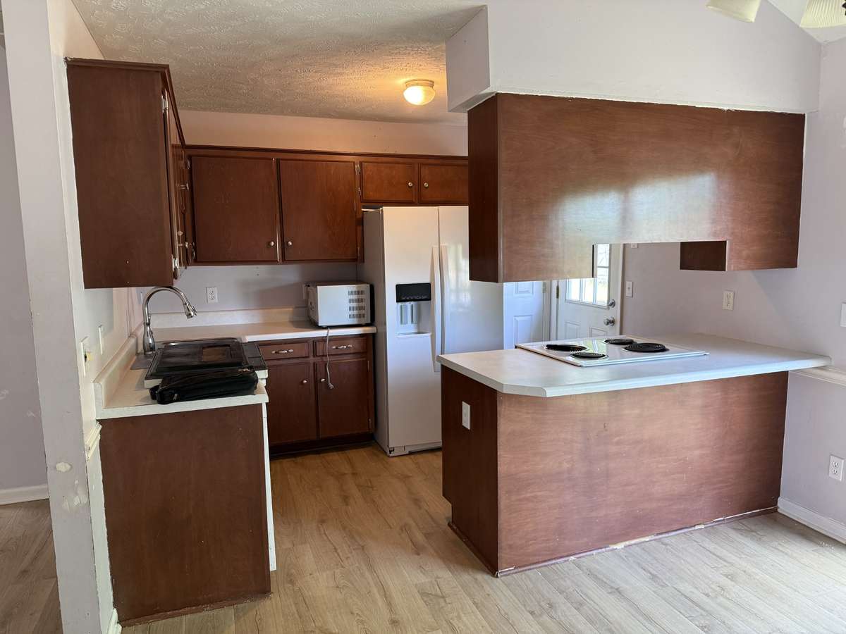Kitchen with breakfast bar.