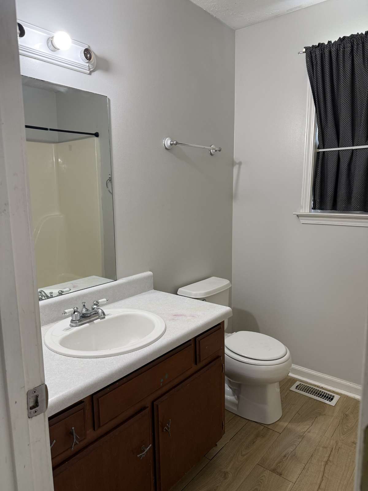 Full bathroom located between two additional bedrooms.