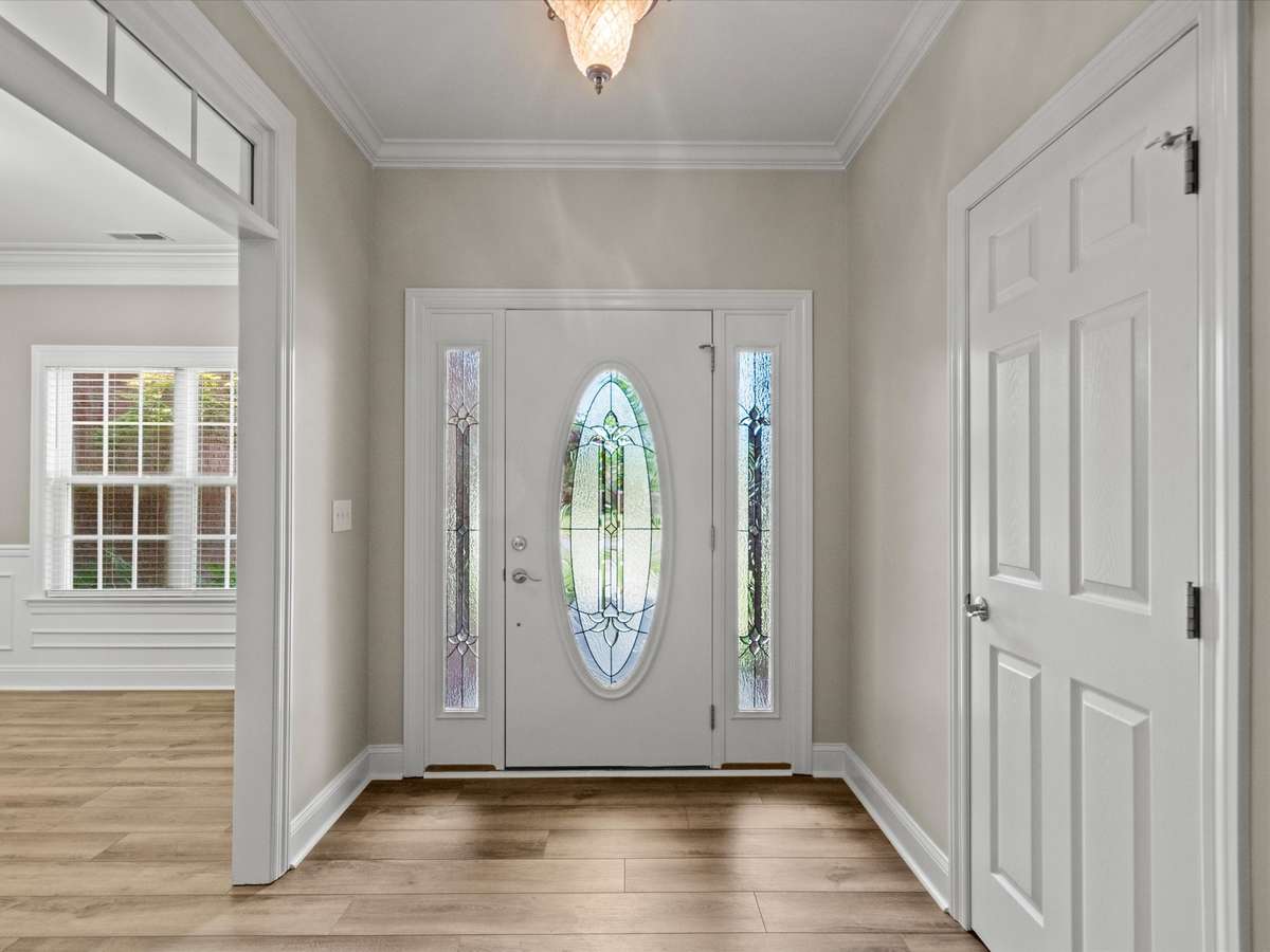 Foyer - LVP flooring, crown molding, 9' ceiling