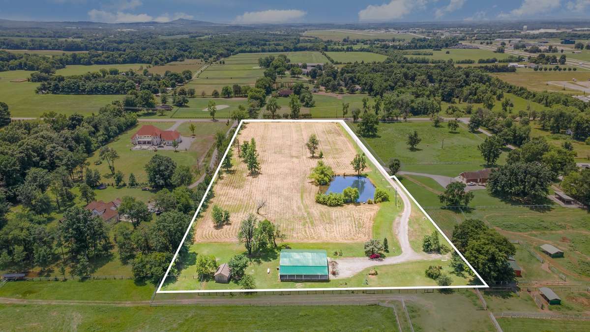 Welcome to 129 Hwy 82 East! Situated on the outskirts of Bell Buckle, this renovated barndominium is located in a rural area, with 7 private acres, yet it's convenient to Murfreesboro, Shelbyville, and other communities.