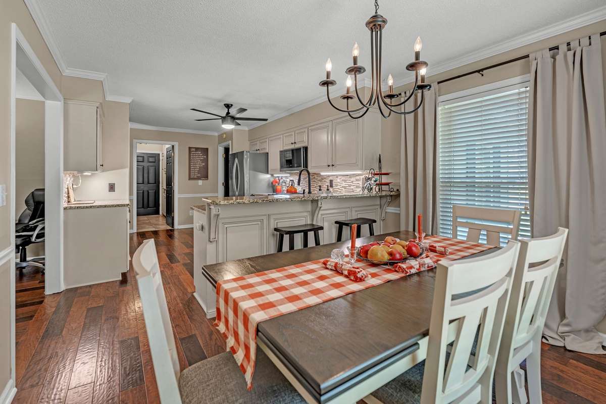 Eat-in kitchen
