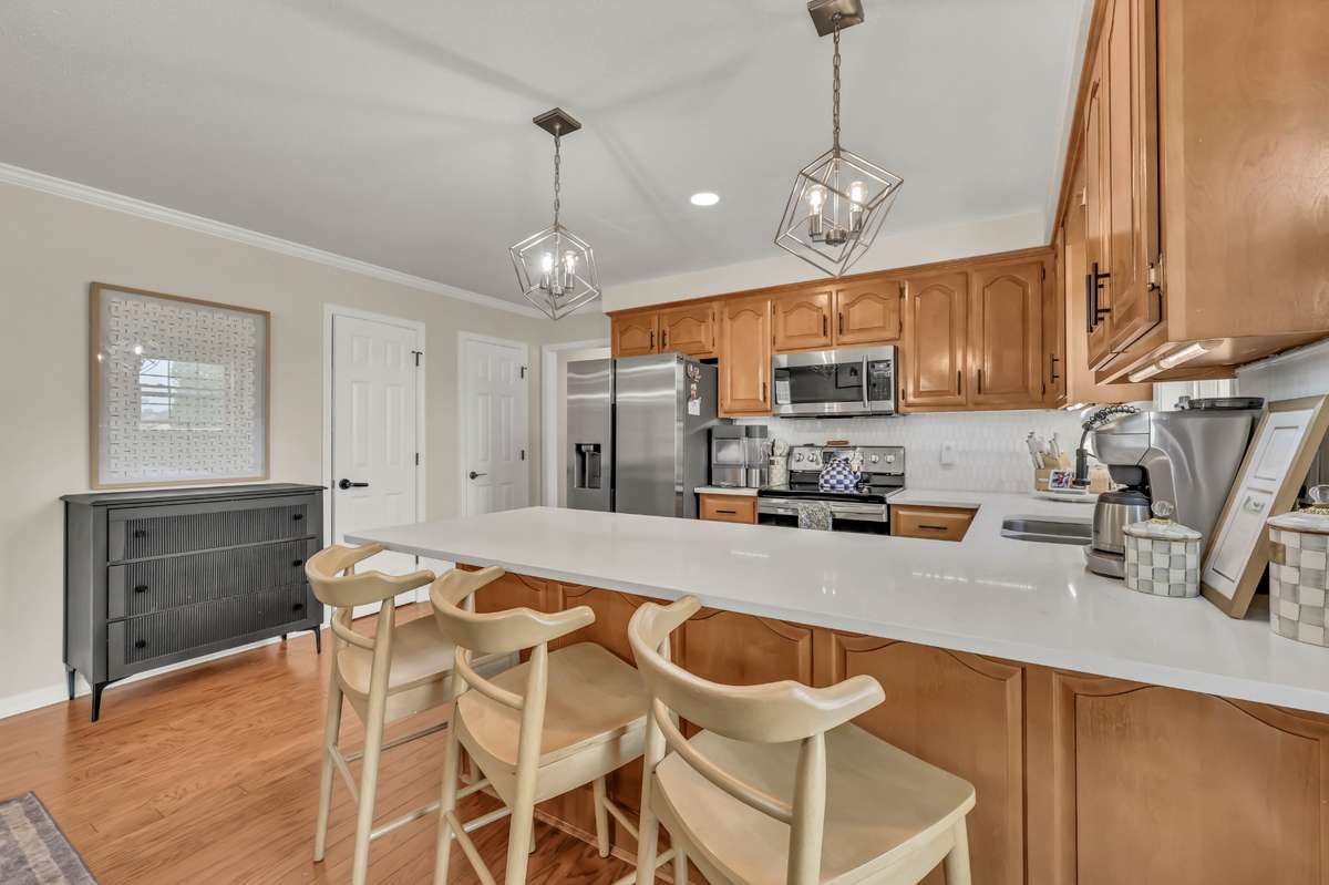 Breakfast bar + 2 pantries