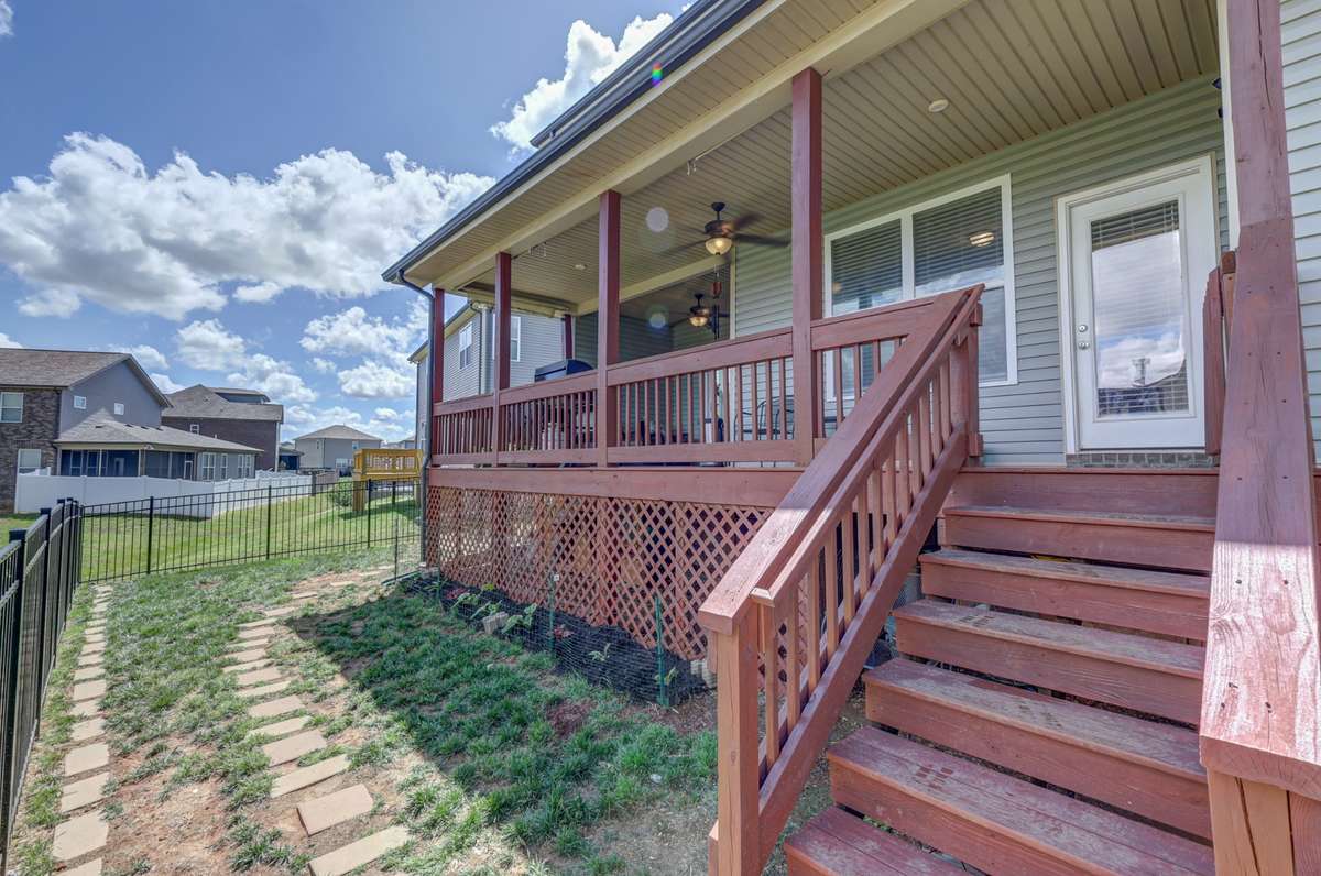 Fully fenced back yard area!