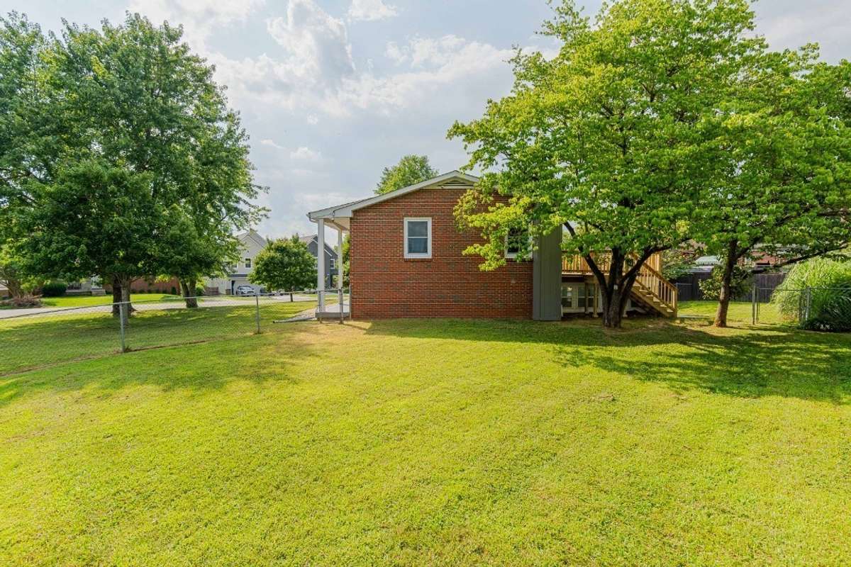 Beautiful seperatly,  fenced sideyard for your fur babies