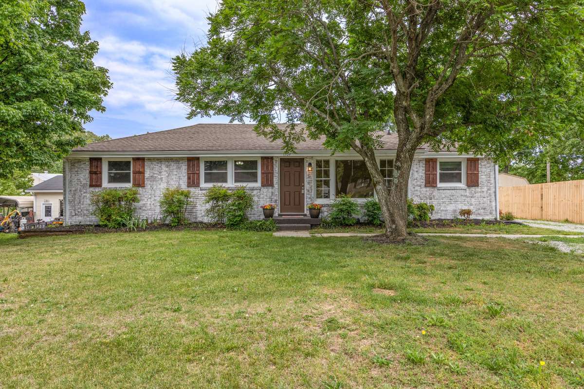 Welcome to 1704 Woodside Dr in Springfield, TN!
