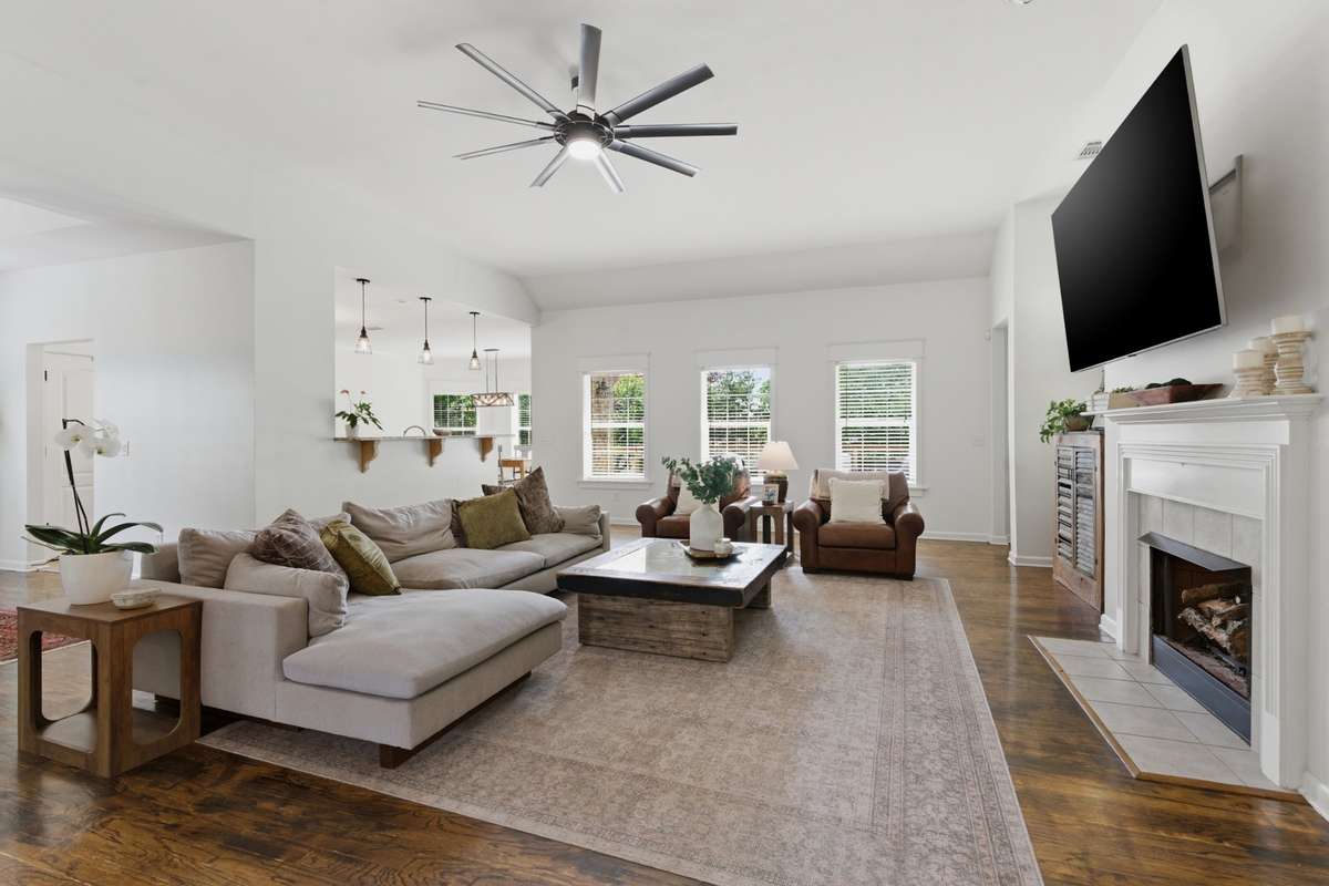 Spacious living room