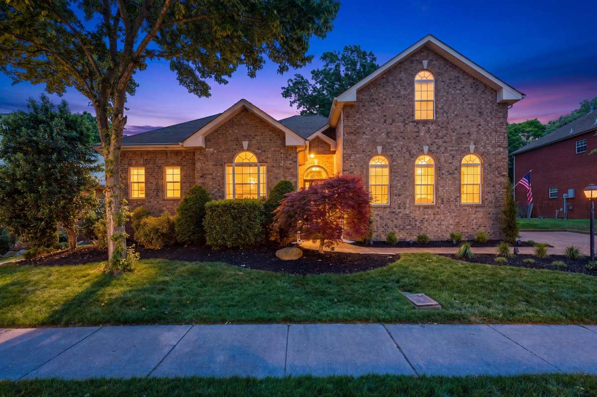 Welcome to 952 Century Oak Dr