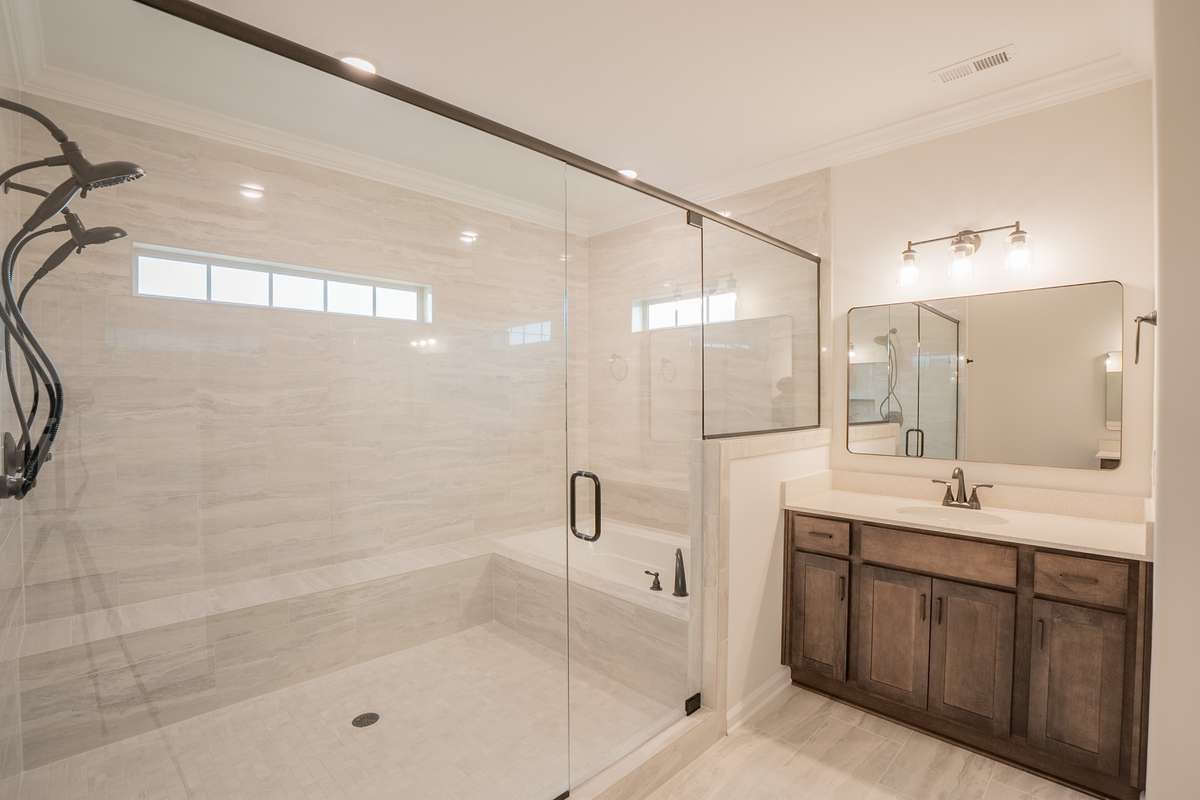 EXAMPLE >>>Beautiful Tile and Crown Molding!