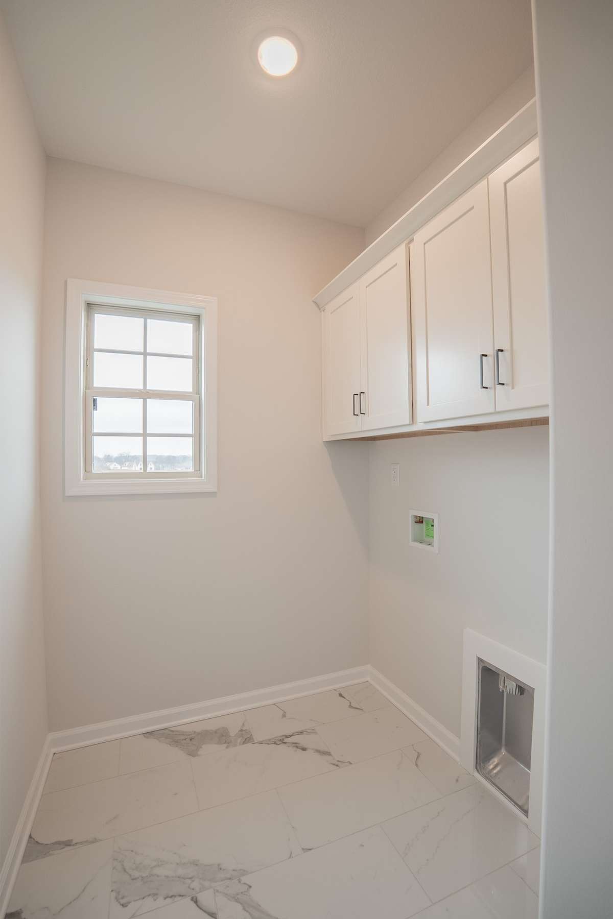 EXAMPLE >>>Spacious Laundry Room with Tile Flooring!