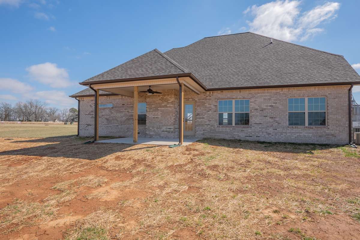 EXAMPLE >>>Covered Patio with Ceiling Fan! Perfect for Entertaining!