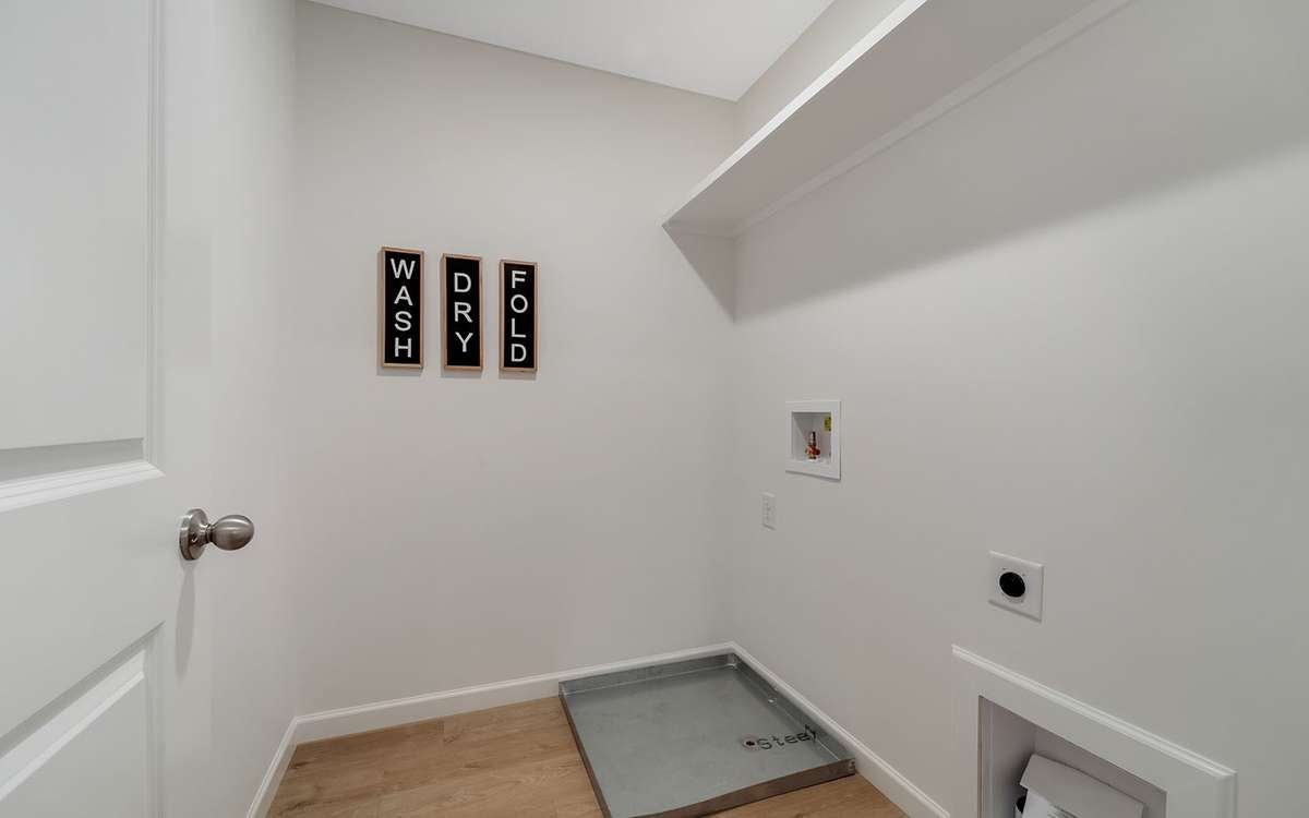 GE Stainless Steel Energy Star Appliances. Includes Fridge with Water/Ice Maker, Microwave Hood, Dishwasher, Stove, Washer/Dryer. Large Walk In Pantry.