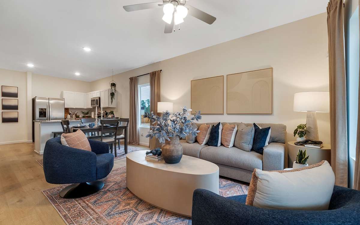 Large Great Room. Bring Your Oversized Dining & Livingroom Furniture! 9 Ft Ceilings.