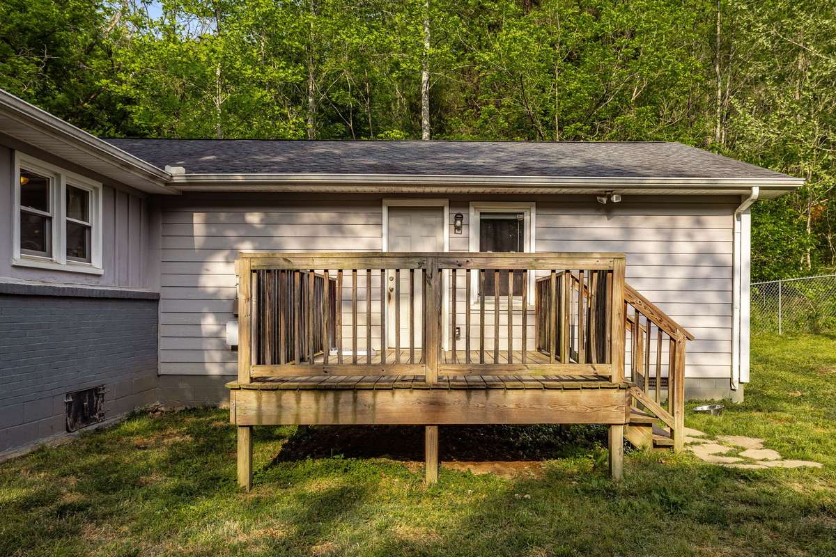 Nice deck perfect for grilling and entertaining