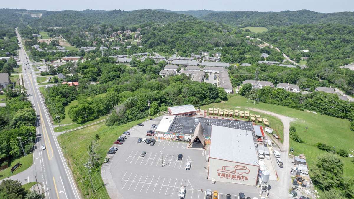 Convenience to Charlotte Pike and Tailgate Brewery & Pizza in your backyard