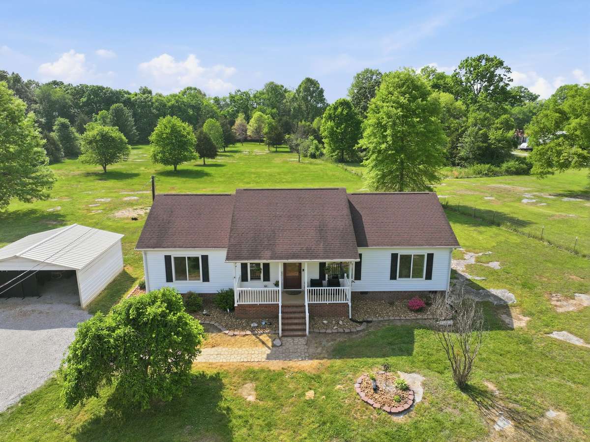 Five acres in Columbia, conveniently located on 431, minutes to Downtown Columbia, Spring Hill & Franklin.