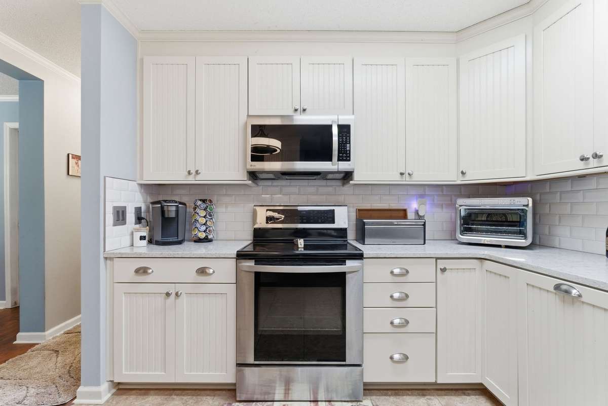 Electric oven and range/ microwave above.