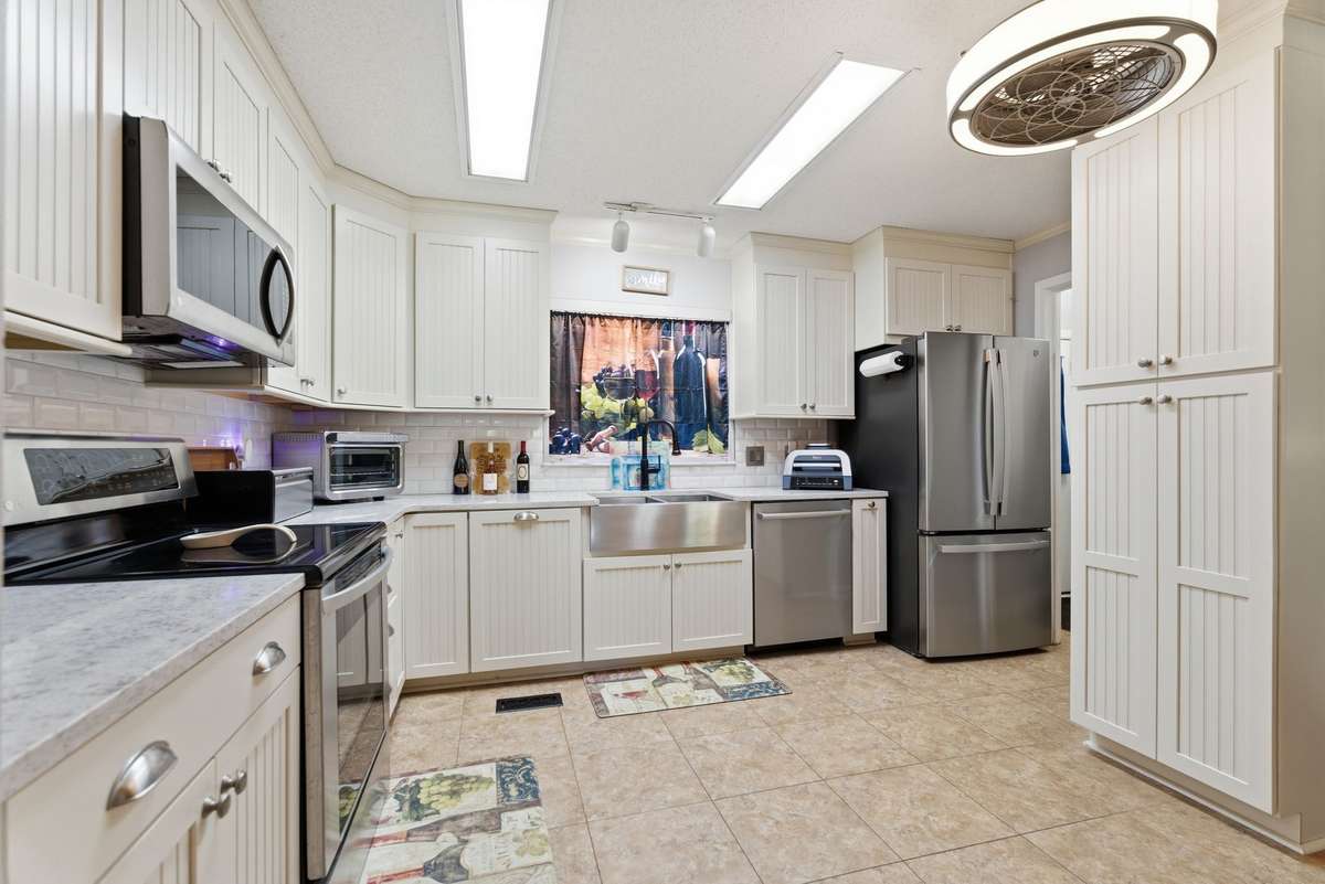 Great kitchen w/ stainless appliances. New Bosch dishwasher in 2024.
