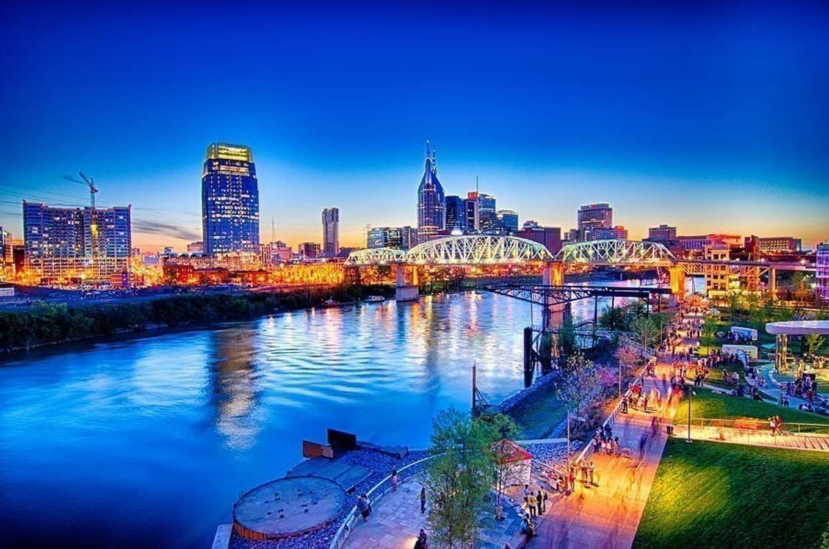 Downtown Nashville -  25 minutes from Oxford Station to Broadway!!