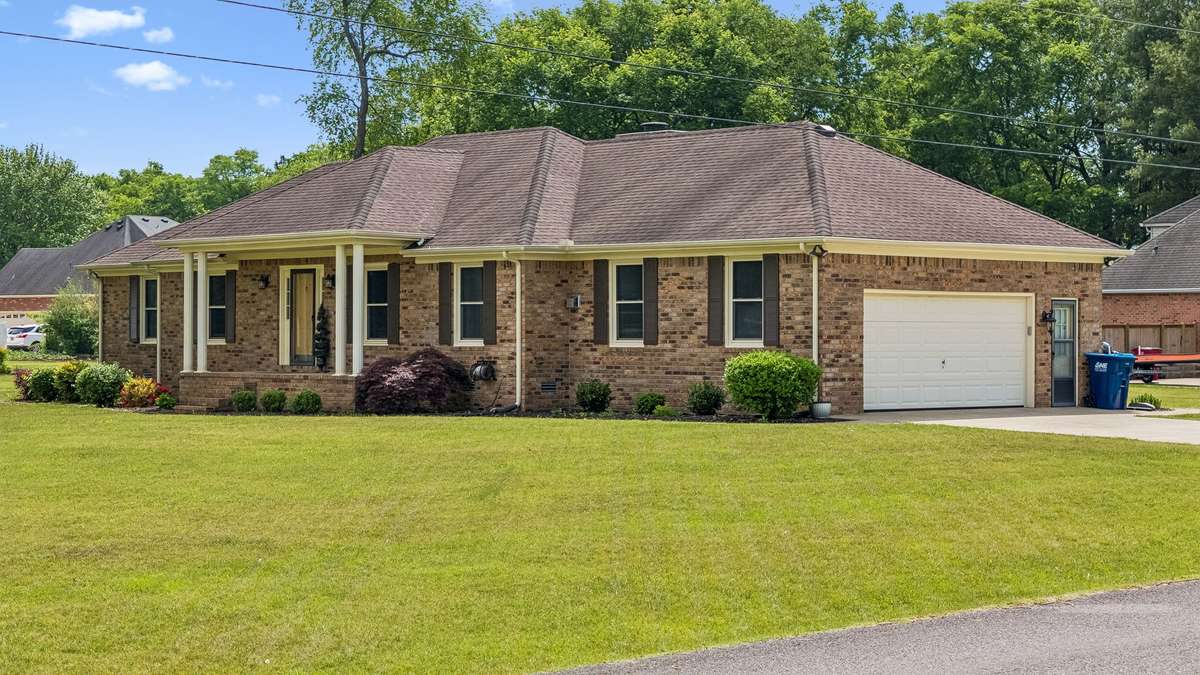 Two car side entry garage with pedestrian door &  plenty of parking! 2104 Red Mile Rd, Murfreesboro, TN 37127