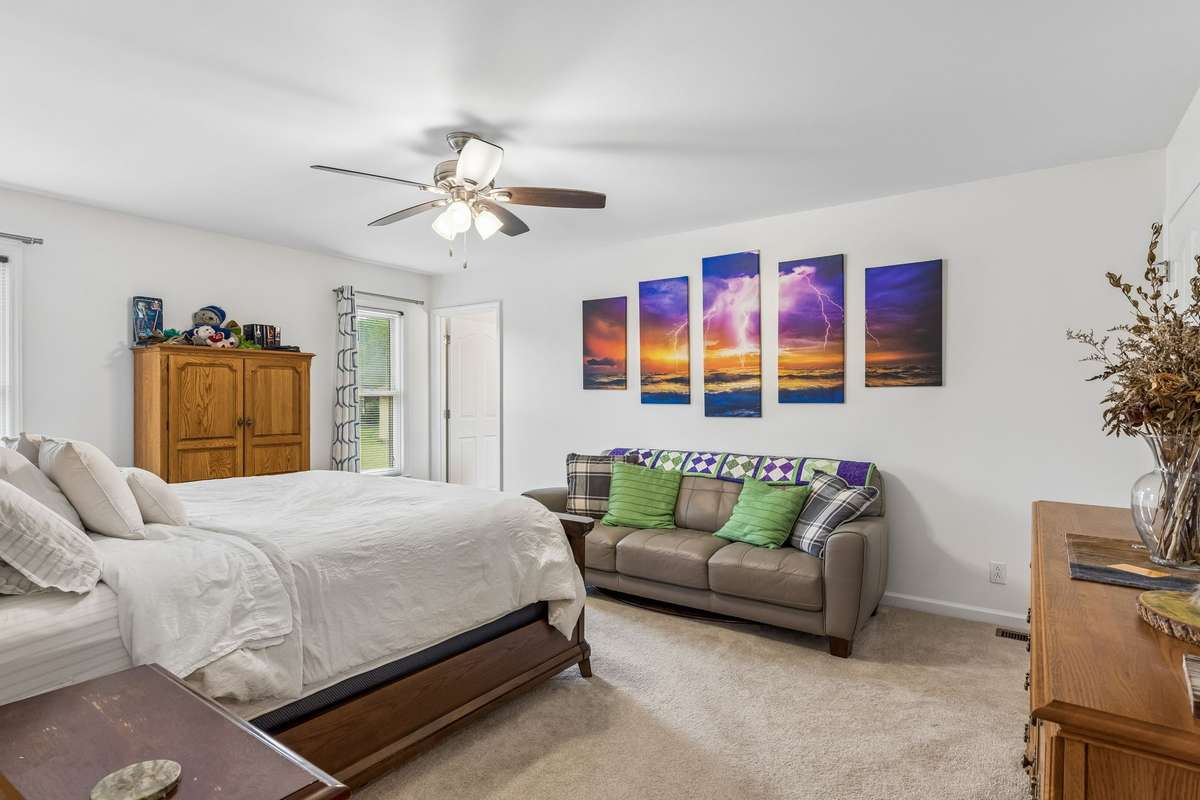 This large primary suite has its own bath, plush carpet, and walk in closet. Red Mile Rd, Murfreesboro, TN 37127