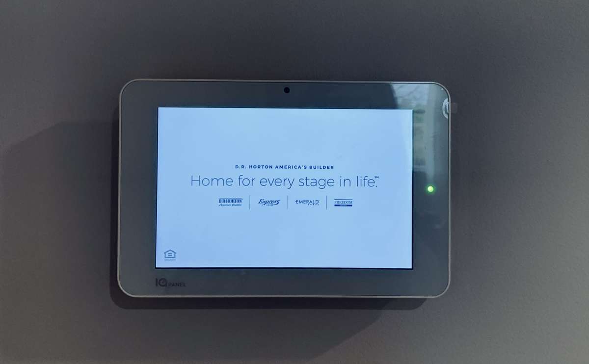 Qolsys IQ2 Touchscreen Panel + app