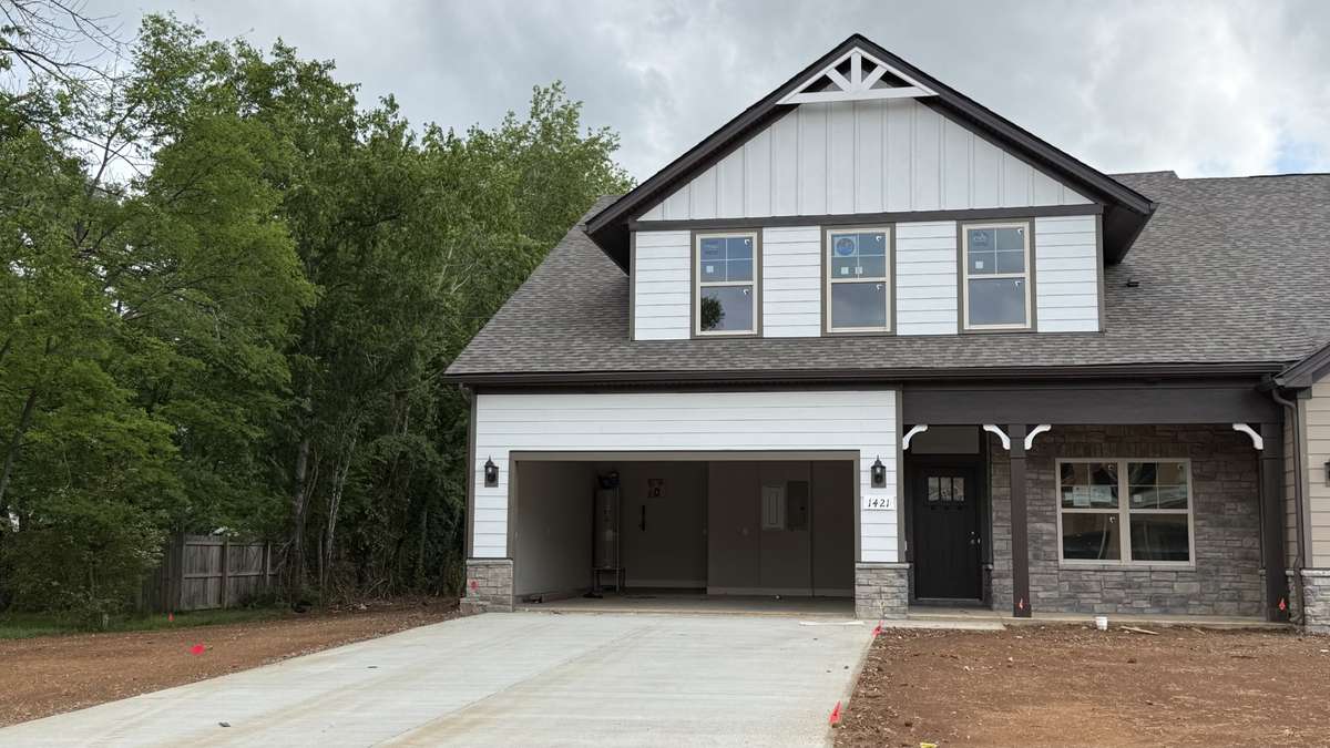 NEW End unit 3/3, 2 car, 2 bedrms down/2 bath, 1 bedrm/bath up, great rm/kitchen, covered back porch, patio/Blinds/stainless pkg/refrigerator/kitchen Tile backsplash/under cabinet lighting/Owners Tile shower/laminate/carpet/tile