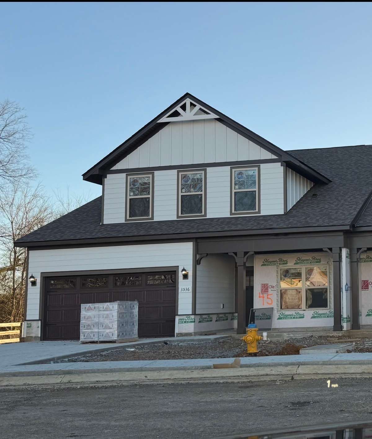 NEW End unit 3/3, 2 car, 2 bedrms down/2 bath, 1 bedrm/bath up, great rm/kitchen, covered back porch, patio/Blinds/stainless pkg/refrigerator/kitchen Tile backsplash/under cabinet lighting/Owners Tile shower/laminate/carpet/tile
