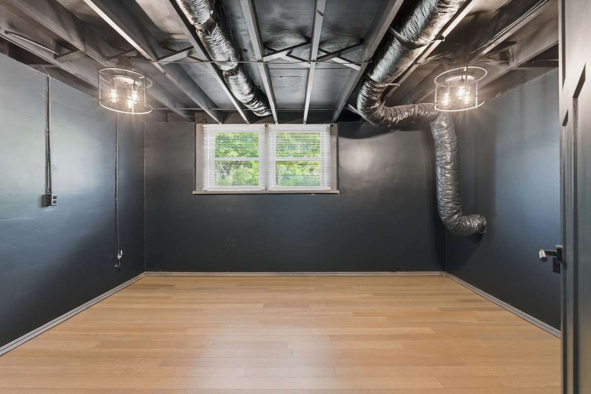 Hobby room/flex space or could also be a 5th bedroom