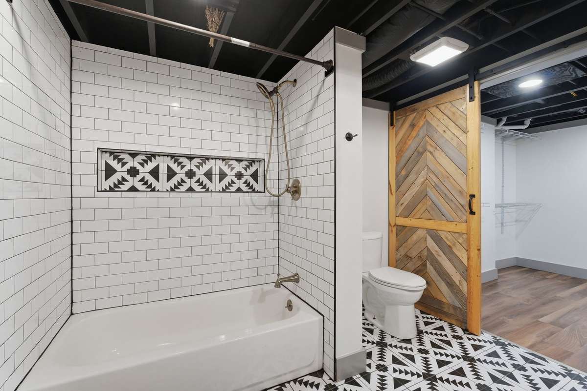 Additional full bathroom with tub/shower combo