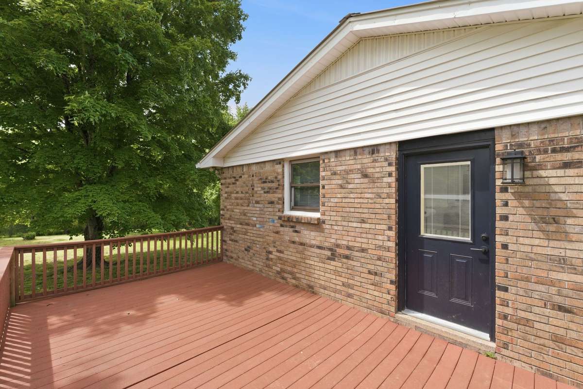 Large side deck for relaxing outdoors